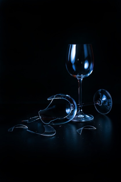 Zdjęcie Łamanego wina szkła tła zbliżenia kopii błękitna czarna przestrzeń