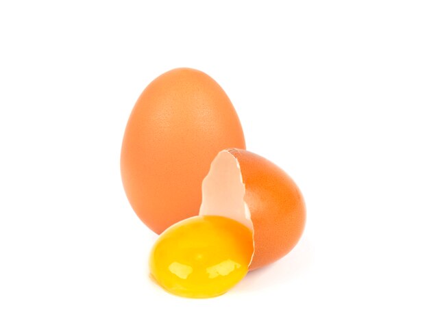 Łamany kurczaka jajko odizolowywający na białym tle