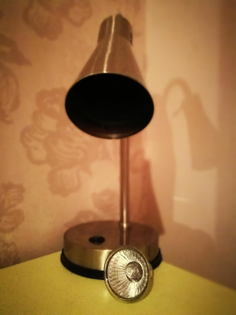 Zdjęcie lampa elektryczna wisząca na stole w domu