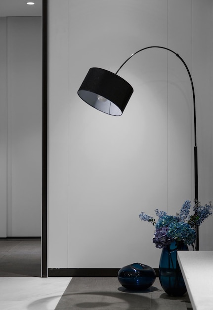 lampa, która jest na stole