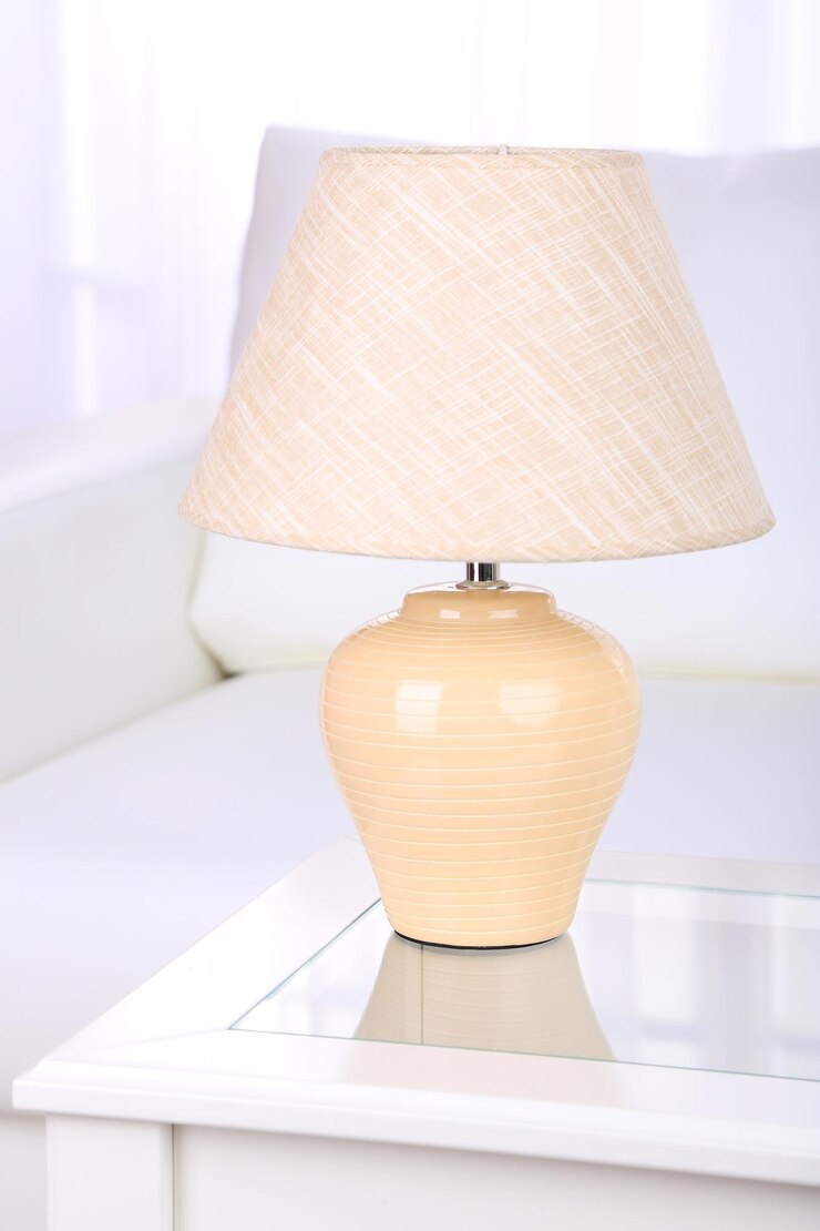Zdjęcie lampa na stoliku do kawy w pokoju