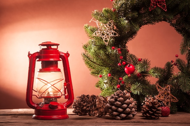 Lampa naftowa i wieniec bożonarodzeniowy, dekoracje na święta