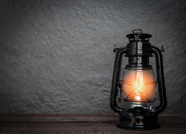 Zdjęcie lampa naftowa w nocy na ciemny - stary latarnia rocznika klasyczny czarny