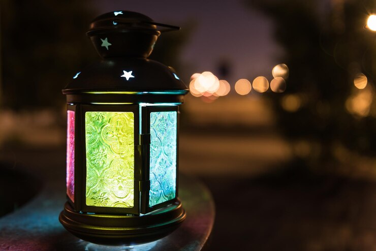 Zdjęcie lampa ramadanu wisząca na drzewie