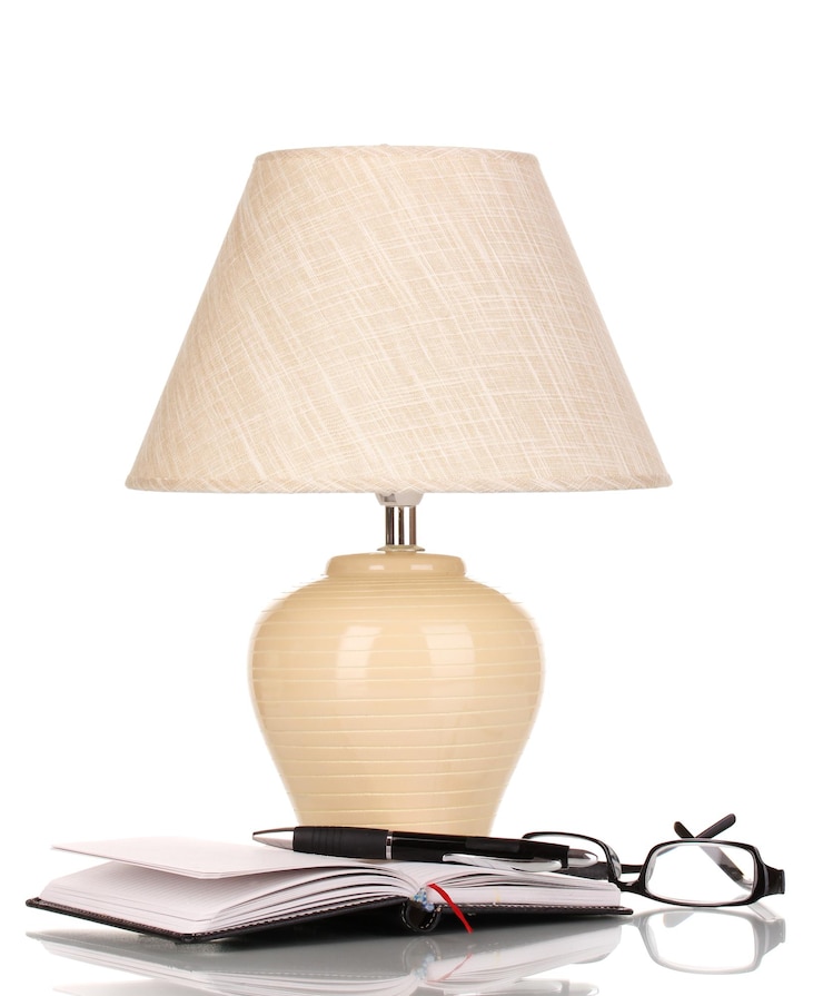 Zdjęcie lampa stołowa izolowana na białym