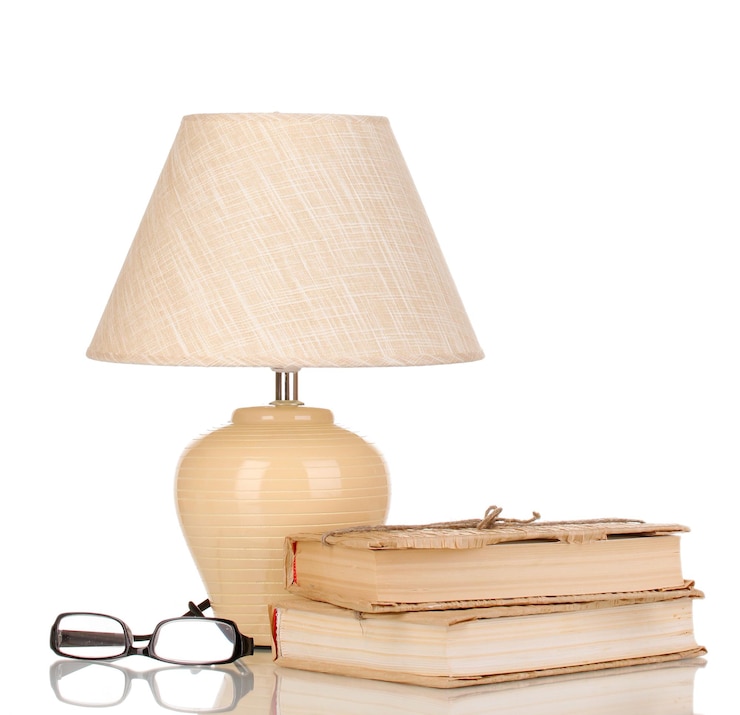 Zdjęcie lampa stołowa izolowana na białym