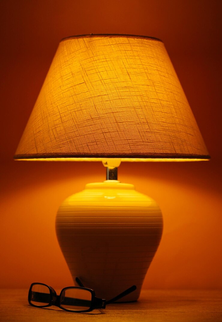 Zdjęcie lampa stołowa na brązowym tle