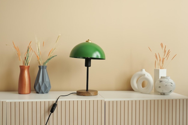 Lampa stołowa na pomarańczowej ścianie w sypialni