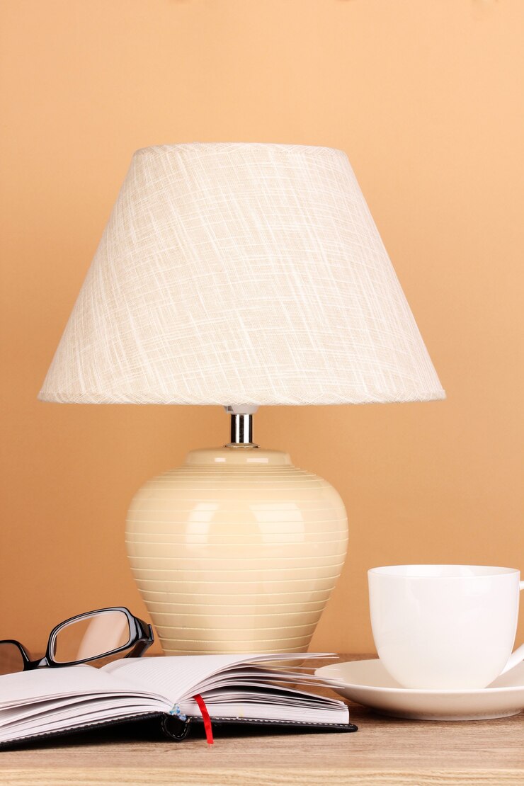 Zdjęcie lampa stołowa z filiżanką i szklankami w kolorze beżowym