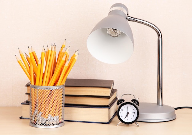 Lampa stołowa z książkami na biurku w pokoju