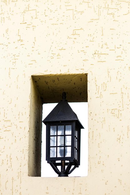 Lampa uliczna w niszy ściany.