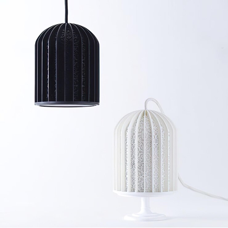 Zdjęcie lampa wisząca na białej ścianie.