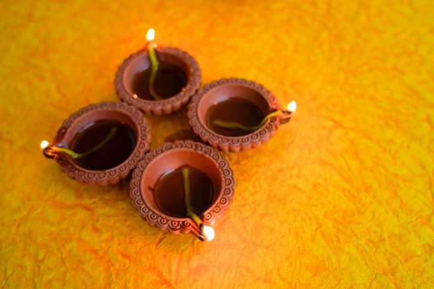Zdjęcie lampki happy diwali diya zapalają się podczas obchodów diwali