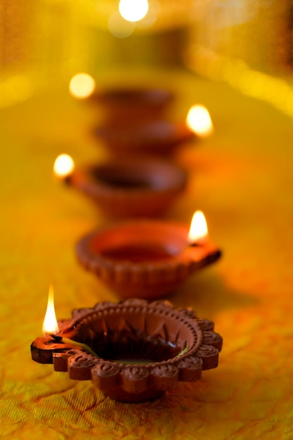 Lampki Happy Diwali Diya zapalają się podczas obchodów diwali