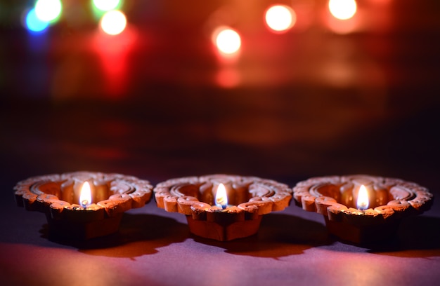 Lampy Clay Diya Zapalone Podczas święta Indyjskiego Hinduskiego Festiwalu światła Zwanego Diwali