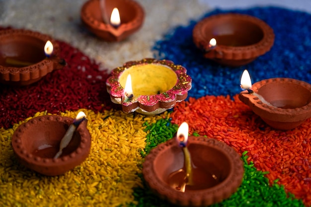 Lampy oliwne zapalane na kolorowych rangoli lub ryżu podczas obchodów diwali