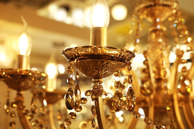 Lampy sufitowe żyrandole w sklepie z bliska