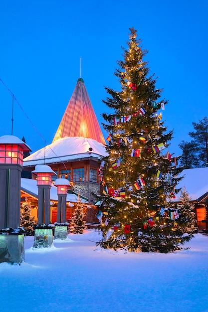 Lampy uliczne koło podbiegunowe w biurze Świętego Mikołaja w wiosce Świętego Mikołaja, Rovaniemi, Laponia, Finlandia, w zimie. Późnym wieczorem