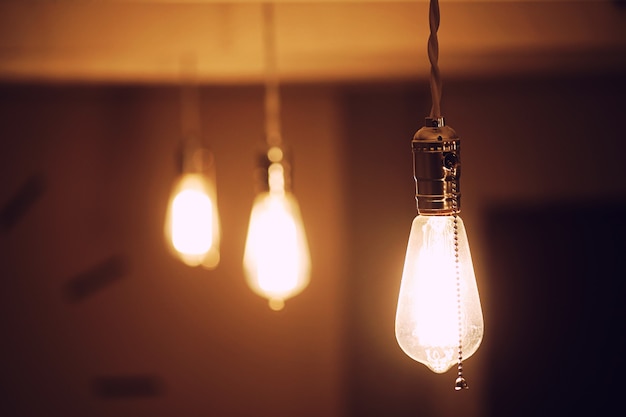 Lampy z żarnikiem wolframowym. Żarówka Edisona. Włókno żarowe w lampach vintage. Retro design żarówek.