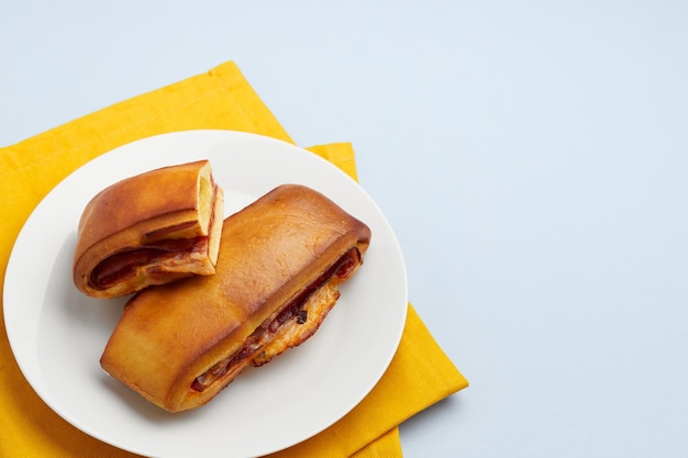 Lanche misto tradycyjna portugalska kanapka z serem i chorizo Smaczne śniadanie na niebieskim tle Menu kawiarni w restauracji