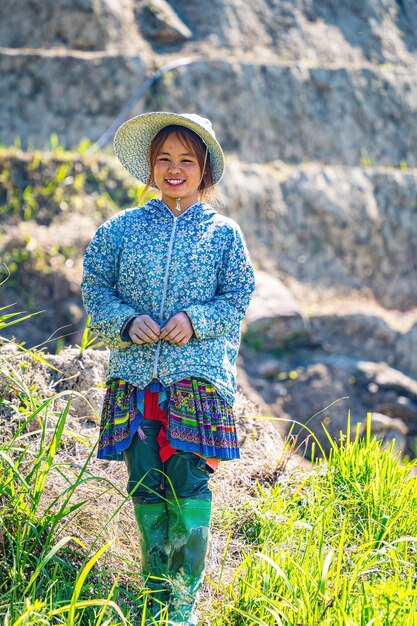 Zdjęcie lao cai wietnam 06 maja 2023 piękny portret wietnamskiej dziewczyny hani mniejszość etniczna uśmiechnięta kobieta hani w strojach narodowych hani lub ha nhi to grupa etniczna w wietnamie