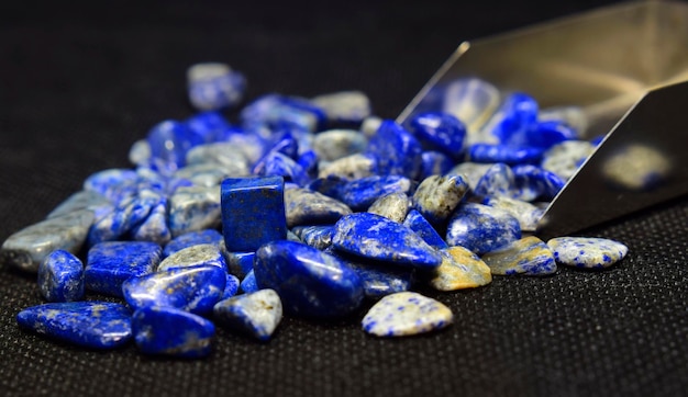 Lapis lazuli to niebieski kamień do wyrobu biżuterii