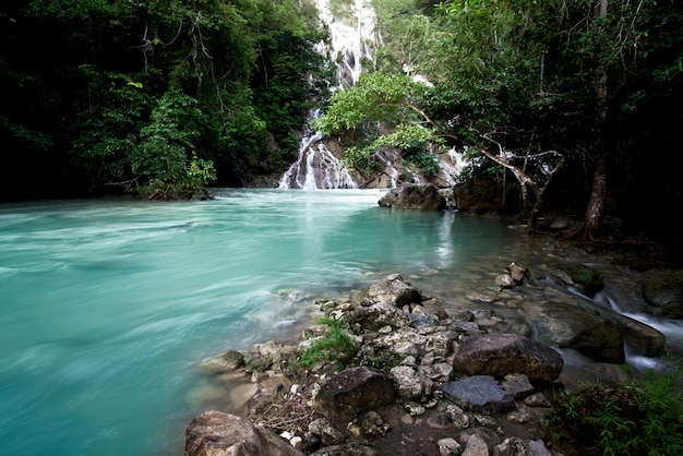 Lapopu wodospad na wyspie sumba, Indonezja