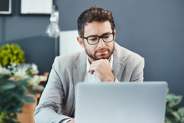 Laptop i biznesmen z myśleniem w biurze dla przeglądu spraw prawnych i sprzężenia zwrotnego na poczcie elektronicznej Prawnik internet i pomysł z technologią w kancelarii prawniczej dla planowania informacji dla klientów i wiadomości rządowe