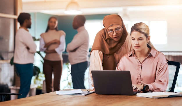 Laptop ludzi biznesu i poważny mentor rozmawiający z kobietą przy biurku w celu motywacji Przedsiębiorcze kobiety razem w celu dyskusji na temat planowania zarządzania lub szkolenia online z muzułmańskim trenerem