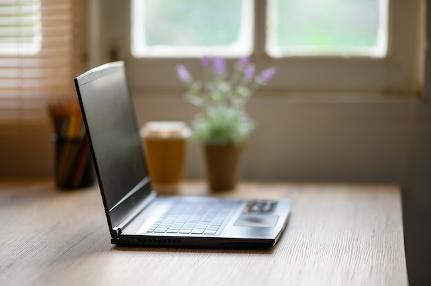 Laptop na biurku do pracy w domu podczas epidemii wirusa.