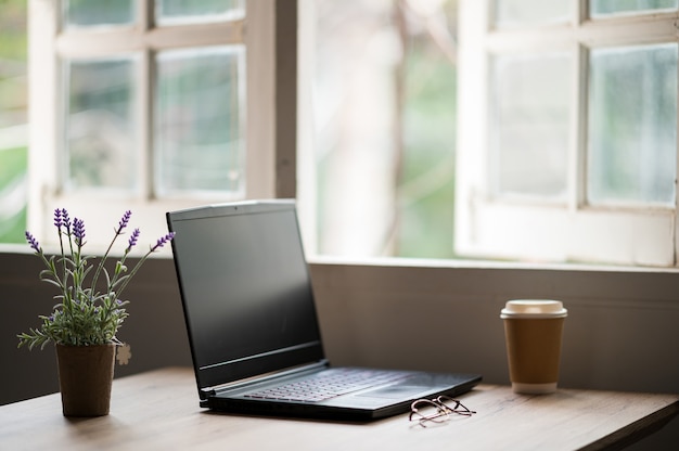 Laptop na biurku do pracy w domu podczas epidemii wirusa.