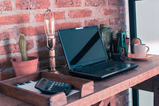 Zdjęcie laptop na biurku w rogu domu jako biuro domowe