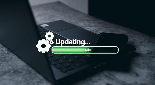 Laptop na biurku z wirtualnym paskiem aktualizacji instalacji Aktualizacje oprogramowania lub aktualizacje systemu operacyjnego
