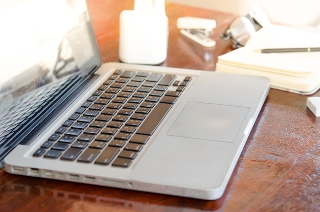 laptop na biurku