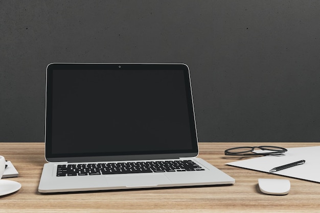 Laptop na drewnianym biurku