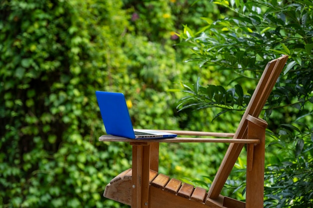 Laptop na krześle Adirondack w loży w lesie deszczowym koncepcja cyfrowych nomadów Chiriqui Panama