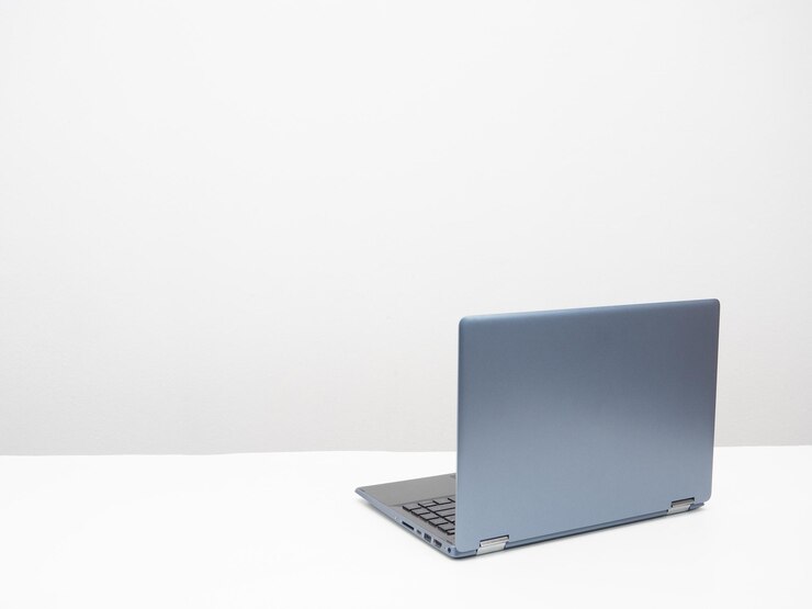 Laptop na stole kopiuje przestrzeń białe tło