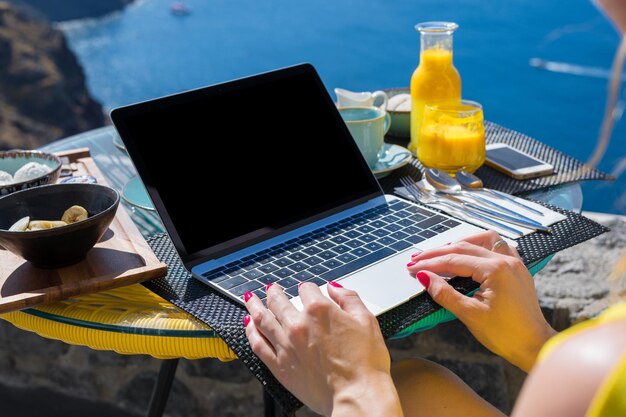 Zdjęcie laptop na stole na zewnątrz