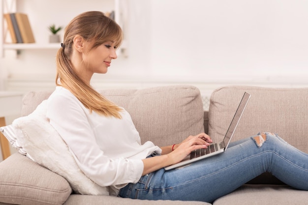 Laptop pracujący w biurze 84