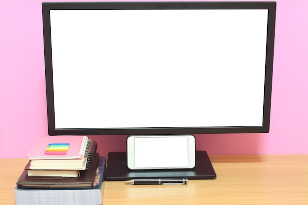Zdjęcie laptop pusty ekran i książki są umieszczone na biurku i mają miejsce na kopię.