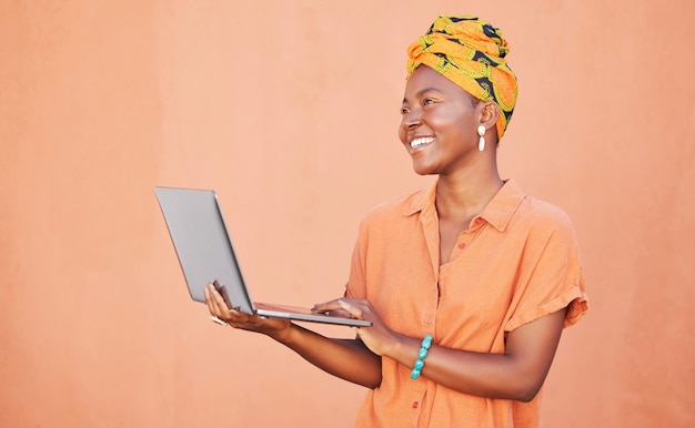 Laptop ścienny lub szczęśliwa czarna kobieta myśląca o badaniach nad kreatywnymi pomysłami na małe firmy w Kenii Technologia cyfrowa lub przemyślana afrykańska dziewczyna-przedsiębiorca pracująca nad projektem rozwoju młodzieży