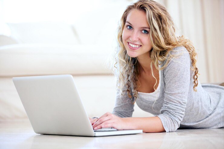 Zdjęcie laptop szczęśliwy i kobieta pisząca na podłodze w domu czytająca e-mail lub sieć w internecie komputer osoba i dziewczyna uśmiech w salonie w mediach społecznościowych online lub komunikacja w technologii do relaksu
