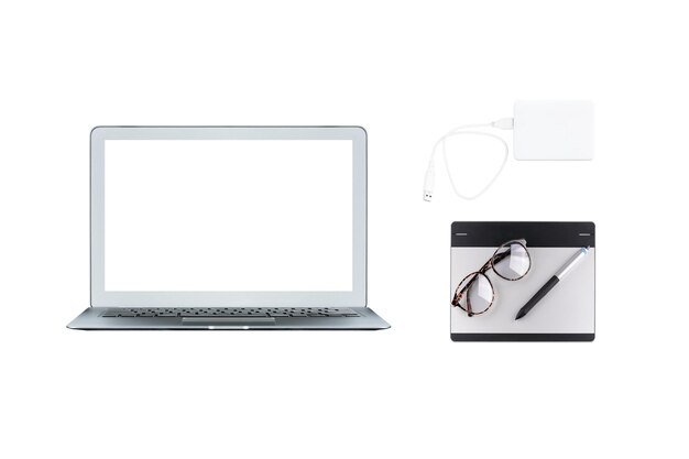 Zdjęcie laptop, tablet graficzny i zewnętrzny dysk twardy izolowany na białym tle obiekt dla technologii i gadżetów dla nowoczesnego stylu życia i koncepcji pracy niezależnej