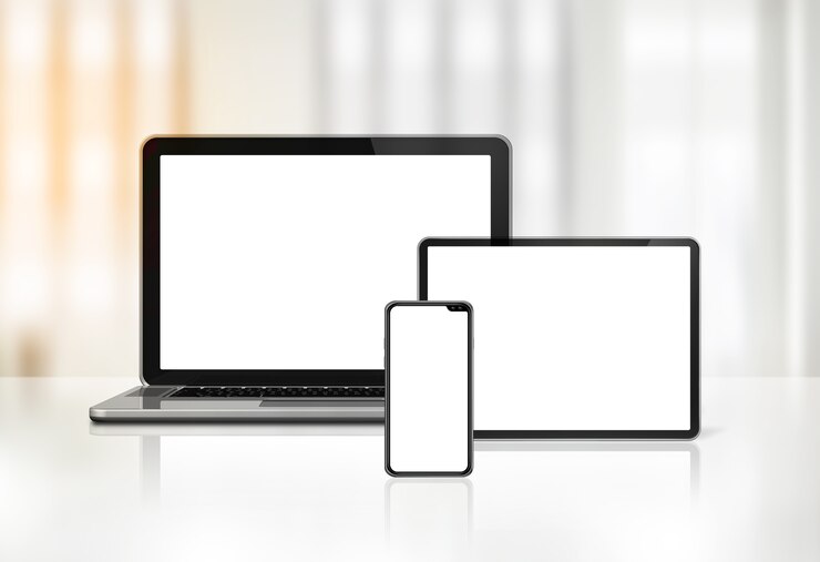 Zdjęcie laptop, telefon komórkowy i cyfrowy tablet pc na biurku wnętrza