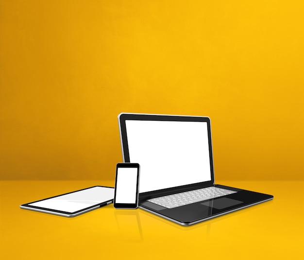 Laptop, telefon komórkowy i cyfrowy Tablet PC na żółtym biurku. Ilustracja 3D