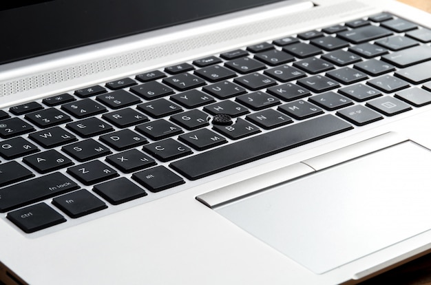 Laptop z Cyrillic listami na drewnianej powierzchni - zakończenie up