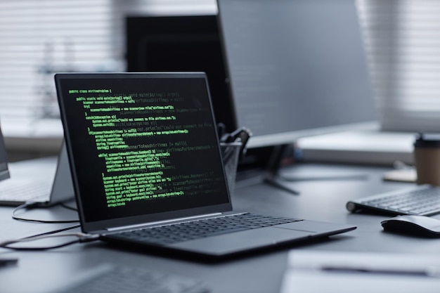Laptop z kodem programistycznym na ekranie