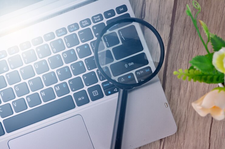 Laptop z lupą, koncepcja wyszukiwania