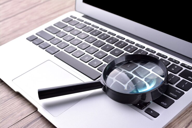 Laptop z lupą, koncepcja wyszukiwania