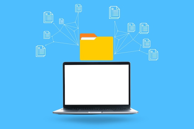 Laptop z otwartym ekranem wyświetla zarządzanie plikami połączonymi z systemami przechowywania w chmurze